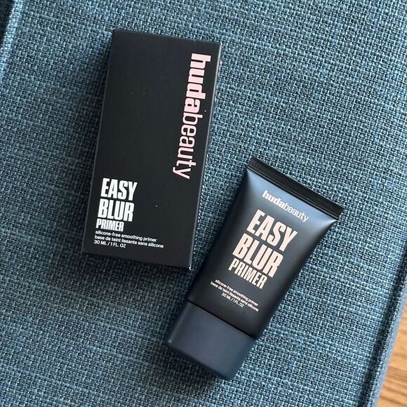 HUDA BEAUTY Easy Blur Silicone-Free Smoothing & Pore-Minimizing Primer *Swatched - Picture 3 of 12
